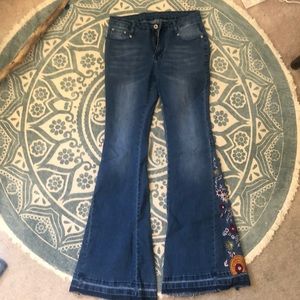 Flare embroidered jean pants 🌸